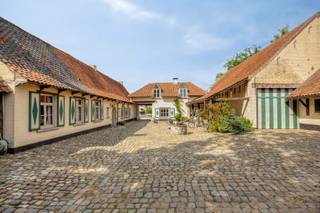 Charmante ferme carrée au charme authentique, avec dépendance, grande grange et jardin ensoleillé<br /><br />À la lisière des communes rurales d'Affligem et de Meldert se trouve cette ferme carrée pleine de caractère, où charme authentique et espace vont de pair. Une propriété unique pour ceux qui recherchent le calme, le cachet et de nombreuses possibilités.<br /><br />Le bâtiment respire l’histoire et l’ambiance. Les éléments authentiques ont été magnifiquement préservés et les différentes pièces à vivre se caractérisent par de superbes cheminées flamandes, qui confèrent une atmosphère chaleureuse et intemporelle. L’aile droite dispose déjà de 3 chambres (18, 20 et 43 m² ; cette dernière pouvant parfaitement être divisée en plusieurs pièces) et de 2 salles d’eau.<br /><br />L’impressionnante cour intérieure d’environ 330 m² constitue le cœur battant de la ferme et offre tout l’espace nécessaire pour des moments conviviaux, des réceptions ou des aménagements créatifs.<br /><br />L’annexe constitue un atout particulier : il s’agit d’un logement indépendant doté de son propre salon, d’une cuisine, d’une salle de bains et d’une chambre. Idéal comme maison d’hôtes, pour accueillir de la famille, pour une cohabitation ou comme espace de vie supplémentaire.<br /><br />De plus, la propriété dispose d’une grande grange d’environ 150 m², un espace polyvalent qui se prête parfaitement à l’organisation de fêtes, de réunions de famille, d’événements, de loisirs ou d’autres activités.<br /><br />Par ailleurs, la partie droite bénéficie d’un jardin exposé au soleil, où vous pourrez profiter en toute tranquillité du cadre champêtre et de la vie en plein air.<br /><br />Atouts<br />-Ferme carrée pleine de caractère et de charme<br />-Éléments authentiques et cheminées flamandes pleines de charme<br />-Grande cour intérieure d’environ 330 m²<br />-Grange d’environ 150 m² offrant de nombreuses possibilités d’utilisation<br />-Dépendance indépendante comprenant un salon, une cuisine, une salle de bains et une chambre<br />-Au total, 4 chambres, possibilité d’agrandissement<br />-Jardin exposé au soleil<br />-Situation rurale à la limite d'Affligem et de Meldert<br />-Particulièrement adaptée à ceux qui souhaitent allier cadre de vie, espace et caractère<br /><br />Une propriété qui a une âme et offre des possibilités exceptionnelles — idéale pour ceux qui recherchent plus qu'une simple maison.<br /><br />Cette opportunité vous intéresse ? N'hésitez pas à nous contacter pour organiser une visite via kurt@immoaccenta.be