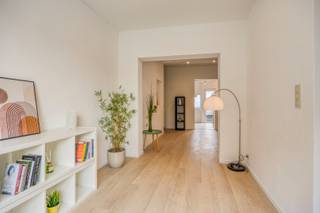 Deze instapklare woning is gelegen in Kessel-Lo in een rustige straat op slechts 8 minuten fietsen van Leuven centrum.<br /><br />Indeling:<br /><br />We betreden de woning via de inkomhal met apart gastentoilet. Links van de inkomhal bevindt zich de lichtrijke woonkamer en eetkamer, aansluitend vinden we de keuken. Achter de keuken bevindt zich de buitenruimte die makkelijk gebruikt/omgezet kan worden naar een terras of stadstuin.<br /><br />Via de trap bereiken we de eerste verdieping. Hier bevinden zich 2 slaapkamers van 15m² en 38,5 m², elk met eigen douche en lavabo. De grote slaapkamer is een duplex met op de 2de verdieping een ruimte van 24m². Deze ruimte kan ook dienen als 3de slaapkamer mits het plaatsen van een gyproc muur. <br /><br />Tot slot is er een ruime kelder voor stockage.<br /><br />Elektriciteit is niet conform. EPC C. Verwarming op aardgas. De ramen werden in 2026 vernieuwd.<br /><br />Voor meer info of een bezoek ter plaatste, mag u ons steeds contacteren!