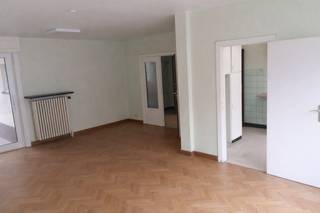 Op de Nieuwstraat 10 te 8930 Menen, op de eerste verdieping, bevindt zich dit ruime appartement met drie slaapkamers, geschikt voor zeven personen...