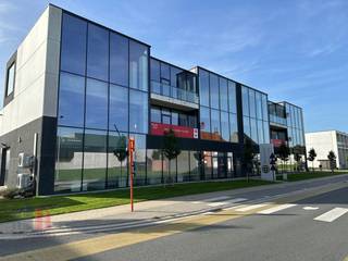 <strong>236 m² nieuwbouw kantoorruimte</strong> te koop op de bedrijvige site 'Nelca Zuid' te Lendelede. Zeer vlot bereikbaar dankzij de nabijheid van de N36. Het kantoor is gelegen op de <strong>1e verdieping</strong>, voorzien van <strong>grote raampartijen</strong> en geniet dankzij de ligging van een goede visibiliteit. <br /><br />De kantoorruimte wordt voorzien van een verhoogde vloer, elektrische installatie, sanitair en terrastegels. Alsook <strong>zonnepanelen</strong>, ventilatie en verwarming worden geplaatst. De open kantoorruimte geeft u de mogelijkheid deze verder in te richten volgens uw noden en wensen.<br /><br />Ruime parkeermogelijkheden op de site en <strong>onmiddellijk beschikbaar</strong>. Fantastisch gelegen op een toplocatie met een vlotte ontsluiting naar de E17 en de E403.<br /><br />Contacteer <strong>PANORAMA B2B</strong> voor bijkomende technische inlichtingen, plannen of een vrijblijvend plaatsbezoek <strong>056 222 256</strong>.