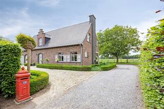 Ontdek deze prachtige landelijke woning in Waasmunster, in tweede lijn gelegen op een royaal perceel van 1215m² + 10.201m² weide.Deze unieke...