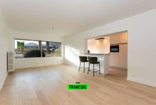Dit volledig gerenoveerde drie-slaapkamer appartement in Kristus Koning, Brugge, biedt niet alleen een prachtig, vrij uitzicht aan de vaart, maar...