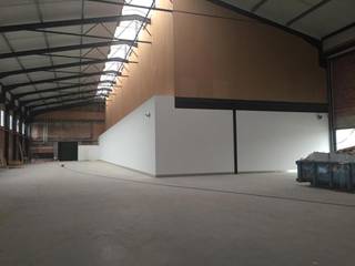 Recent gerenoveerd magazijn met uitstraling op Slachthuislaan van ca 1.907m², met prima zich locatie, te huur in Antwerpen.<br />De hal heeft een vrije hoogte van ca 10,85m.<br />Het magazijn beschikt over 2 sectionale poorten, waarvan één aan de rechterkant en één aan de linkerkant.<br />Kantoren zijn ingebouwd voor ca. 200m² in het magazijn.<br />Strategisch goed gelegen in het Noorden van Antwerpen, vlakbij de E19 en de Antwerpse Ring.