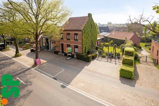 Mooi herenhuis met ruimte voor zelfstandige activiteit op centrale locatie.<br /><br />Indeling gelijkvloers: inkomhall, woonkamer, keuken met eetplaats, wasplaats, badkamer (dubbele lavabo - ligbad) en apart toilet. Voorts is er op het gelijkvloers een handelsruimte (momenteel in gebruik als kledingwinkel) bestaande uit een winkelruimte, apart toilet, kitchenette en inpandige garage (automatische poort).<br />Indeling 1e verdieping: nachthall, 3 slaapkamers en dressing.<br /><br />Deze woning met karakteristieke elementen is in goede staat van onderhoud. De handelsruimte is geschikt voor vele activiteiten (winkel, kantoor, vrij beroep, horeca, ..). Ook is er voldoende parkeergelegenheid.<br /><br />Achteraan de woning is er een mooie aangelegde en zonovergoten tuin met voldoende privacy.<br /><br />Centrale locatie met zeer vlotte verbinding naar E34.<br /><br />EPC: 709 kWh / m².<br /><br />Nog vragen? Contacteer Immo SP op het nummer 014/59.10.20 of via info@immosp.be.