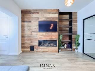 <p>Luxueus gerenoveerde stadswoning met uniek zicht op het Minnewaterpark.<br /><br />Deze gerenoveerde stadswoning combineert historische charme met hedendaags wooncomfort, op een toplocatie in hartje Brugge. Vanuit de master bedroom geniet u dagelijks van een uniek uitzicht op het idyllische Minnewaterpark – een zeldzame troef in de stad.<br /><br />De woning biedt een doordachte indeling met een lichtrijke leefruimte, een stijlvolle open keuken met hoogwaardige SMEG-toestellen, en een gezellige eet- en zithoek. Een aparte berging en wasruimte zorgen voor praktisch comfort. De charmante stadstuin met overdekt terras vormt een rustige plek om te ontspannen midden in de stad.<br /><br />Op de eerste verdieping bevindt zich de royale master bedroom met luxueuze badkamer (inloopdouche, bubbelbad) en een apart toilet. Op de bovenverdieping zijn er nog twee ruime slaapkamers en een extra douchekamer met toilet – ideaal voor gezin, gasten of thuiskantoor.<br /><br />De woning werd volledig gerenoveerd met oog voor detail en hoogwaardige materialen, zodat u onmiddellijk kan intrekken zonder bijkomende werken. Op wandelafstand van station, winkels, cafés en de historische binnenstad, woont u hier in een unieke combinatie van rust, comfort en Brugse charme.<br /><br />Een exclusieve kans voor wie zoekt naar een instapklare woning met karakter en een uitzonderlijk uitzicht.<br /><br />Voor meer informatie of een bezoek, contacteer Jurgen via 0493/33.05.53 of jurgen@immax.be.</p>