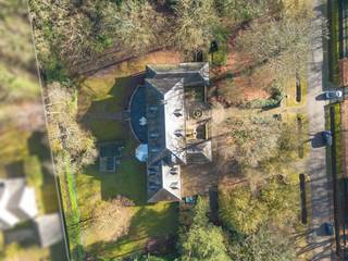 Deze karaktervolle en uitzonderlijk ruime villa, gebouwd in 1990, is gelegen op een absolute toplocatie in ’s-Gravenwezel, op een prachtig perceel...