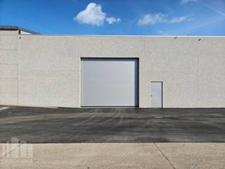 Uitstekend gelegen nieuwbouw <strong>KMO-unit van 713 m² te huur</strong>, op slechts 450 m van de op- en afrit 10 <strong>Beernem </strong>van de E40.<br /><br />Het magazijn beschikt over een vrije hoogte van 6 m en is toegankelijk via een automatische sectionale poort met een aparte toegangsdeur. Daarnaast is de loods uitgerust met een lichtstraat met rookluik, de nodige elektriciteitsvoorzieningen en energiezuinige LED-verlichting.<br /><br />Op het terrein is ruime parkeer- en manoeuvreerruimte voorzien. Beschikbaar vanaf september 2026.<br />De ruimte is geschikt voor zowel<strong> opslag als uitvoeren activiteiten</strong>.<br />Tevens is het mogelijk om andere oppervlaktes te huren.<br /><br />Contacteer <strong>PANORAMA B2B</strong> voor bijkomende (technische) inlichtingen, plannen of een vrijblijvend plaatsbezoek via <strong>0479 01 70 70</strong>.