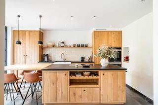 HULDENBERG – À deux pas du centre d’Ottembourg, cette villa de style Cottage (208 m² PEB) vous séduira par son charme authentique et son cadre de...