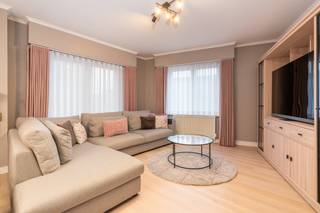 [[ DIT PAND NEEMT DEEL AAN DE ERA OPEN HUIZEN DAG OP 6/12 VAN 11:00 TOT 12:00 ]]<br /><br />Ben je op zoek naar een mooi, goed onderhouden appartement in Zwijndrecht ? Lees hier dan zeker even verder!<br /> <br /><u>Indeling:</u><br /><br /><u>1steV:</u> Het appartement bevindt zich op de eerste verdieping van een klein gebouw. Langs de trap, komen we terecht in de ruime inkomhal (10m²) die hier centraal ligt en directe toegang verleent tot de meeste ruimtes. <br /><br />De grote leefruimte van maar liefst 30m² biedt hier voldoende plaats om uw kasten en zetels te kunnen zetten. Voor de TV of voor de open haard - u kiest ! <br /><br />Rechts van de woonkamer vinden we de piekfijn ingerichte keuken (20m²)<br />Alle toestellen zijn elektrisch en zijn ook nog eens recent (2021)<br />Aan weerszijden van de keuken vinden we de wasplaats / technische ruimte (9m²) en de eerste slaapkamer (10m²)<br /><br />Links van de woonkamer kunnen we de master bedroom (20m²) en de 2 andere slaapkamers terug vinden (10m², 9m²) met apart gastentoilet en de ruime badkamer (9m²) met wc, ligbad, douche en dubbele wastafel.<br /><br />Good to know:
<ul><li>er zijn geen maandelijkse kosten</li><li>mogelijkheid tot het creëren van een dakterras (mits vergunning)</li><li>u kan de staanplaatsen aankopen aan € 15.000 per staanplaats</li></ul>
<br />Laat dit unieke appartement met maar liefst 4 slaapkamers en 2 staanplaatsen, in Zwijndrecht met de nabijheid van invalswegen en openbaar vervoer niet zomaar aan u voorbij gaan.<br /><br />Boek nu uw bezichtiging in met uw makelaar !