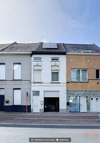 Zoek je een instapklare en comfortabele woning waar ruimte, een slimme indeling en modern wooncomfort samenkomen? Deze modern gerenoveerde gezinswoning op een perceel van 250 m² verrast op de begane grond met een diepte van maar liefst 22 meter. Gelegen aan de stadsrand van Aalst — in de schaduw van het Pierre Cornelisstadion van Eendracht Aalst — woon je hier uitstekend bereikbaar, met alle voorzieningen binnen handbereik.<br /><br /><u><strong>Waarom deze woning jou direct zal aanspreken:</strong></u><br />*<strong> Instapklaar & asbestveilig:</strong> geen verbouwingsstress, direct verhuizen en genieten.<br />* <strong>Toekomstgericht energetisch comfort:</strong> uitgerust met 8 zonnepanelen en een krachtige 10 kWh thuisbatterij.<br />* <strong>Maximale lichtinval & buitenleven:</strong> lichtkoepel in de woonruimte en een prachtig zuidwestgericht terras met zonnige tuin van 140 m².<br />* <strong>Twee volledige badkamers:</strong> optimaal comfort voor een druk gezin of bezoekers.<br />* <strong>Inpandige garage & automatisatie</strong>: zorgeloos parkeren dankzij de automatische garagepoort én het comfort van automatische rolluiken.<br /><br /><u><strong>Indeling van de woning:</strong></u><br /><strong>Gelijkvloers:</strong> ruimte, licht en direct contact met de tuin<br />Via de inkomhal stap je binnen in een woning die dankzij haar diepte van 22 meter enorm veel leefruimte biedt. Aan de voorzijde bevindt zich de inpandige garage met automatische poort.<br />Daarachter bevindt zich een royale leefruimte van 35 m². Verder door te lopen vind je de eerste badkamer (voorzien van een comfortabel ligbad en toilet), een gezellige eetkamer en een ingerichte keuken met veel kastruimte.<br />Vanuit de leefruimtes heb je directe toegang tot het zonnige terras (21 m²) en de diepe, groen ingerichte tuin van 140 m² met handig tuinhuis. Dankzij de zuidwestelijke oriëntatie geniet je hier van 's middags tot 's avonds laat van de zon.<br /><br /><strong>Eerste verdieping:</strong><br />Slaapkamer 1: Een ruime master bedroom van ca. 18 m².<br />Badkamer 2: Een tweede, hedendaagse badkamer uitgerust met een ruime inloopdouche en een tweede toilet.<br /><br /><strong>Tweede verdieping</strong><br />Slaapkamer 2: Een grote, volwaardige slaapkamer van ca. 18 m².<br />Slaapkamer 3: Een ideale kinder-, werk- of hobbykamer van ca. 12 m².<br />Boven de tweede verdieping is er nog een kleine bergzolder aanwezig voor het opbergen van seizoensgebonden spullen.<br /><br /><strong>Troeven:</strong><br />✅EPC: 285 kWh/m² (Label C) en Asbestveilig<br />✅Elektriciteit: volledig conform goedgekeurd<br />✅Zonnepanelen & Thuisbatterij: 8 zonnepanelen (gekeurd) in combinatie met een 10 kWh thuisbatterij voor optimaal eigen verbruik<br />✅Verwarming: aardgas op het gelijkvloers; elektrische verwarming op de bovenverdiepingen<br />✅Extra comfort: automatische rolluiken vooraan<br /><br /><strong>Ligging:</strong><br />Gelegen aan de Bredestraat 108 bevind je je aan de rustige stadsrand van Aalst. Winkels, scholen, openbaar vervoer en belangrijke invalswegen zijn in de directe nabijheid. Een karaktervolle locatie vlak bij het iconische Pierre Cornelisstadion.<br /><br /><strong>Een unieke kans voor snelle beslissers.</strong> Plan vandaag nog je bezoek en ontdek zelf het ruimtegevoel en het comfort van deze woning!<br /><br /><strong>Weet:</strong> De vermelde prijs is een richtprijs/startprijs. Deze methode geeft jou, als potentiële koper, de kans om op een transparante manier te bieden. Na ontvangst van deze biedingen zal de verkoper beslissen of hij/zij de eigendom verkoopt aan het hoogste bod, de richtprijs is aldus niet bindend voor de verkoper.<br /><br /><strong>Benieuwd naar deze absolute topper ??</strong><br />Maak snel jouw afspraak via immo@vastgoed-ff.be, bel <strong>Gunther op 0476/60 67 96</strong> of bel tijdens de kantooruren naar <strong>053/21.21.21</strong><br />