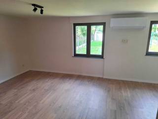 Volledig vernieuwde woning op 5a 97ca bestaande uit: inkomhal, leefruimte, open keuken, 1 ruime slaapkamer, badkamer met douche, toilet en wastafel, bergkamer, terras en mooie tuin met tuinbergingen.<br /><br />De woning is voorzien van airco (koelen en verwarmen).<br /><br />Rustig gelegen met vlotte verbinding naar Geel-centrum en de Geelse ringweg.<br /><br />Huurprijs: € 770/maand.<br /><br />Onmiddellijk beschikbaar.<br /><br />Contacteer ons kantoor voor meer info of een bezoek ter plaatse via 0472/533.946 of mail info@immo-b.be!