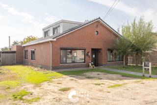 <p><strong><span>Instapklare, gerenoveerde gezinswoning met 5 slaapkamers en landelijk uitzicht op een perceel van 11 are 74 ca</span></strong></p>
<p><span>Deze ruime gezinswoning is gelegen in een rustige en landelijke woonomgeving te Bocholt, met een prachtig uitzicht op de achterliggende weide. Dankzij de gunstige ligging nabij de Nederlandse grens geniet u van een groene omgeving met een vlotte verbinding naar Bocholt, Kaulille en Lozen.</span></p>
<p><span>De woning werd doorheen de jaren grondig gerenoveerd en beschikt over een bewoonbare oppervlakte van 217 m² en maar liefst 5 ruime slaapkamers. De lichtrijke aanbouw zorgt voor een aangenaam ruimtegevoel en een mooie verbinding met de tuin. Dankzij de aanwezigheid van twee slaapkamers en een badkamer op het gelijkvloers is de woning bovendien volledig gelijkvloers bewoonbaar.</span></p>
<p><span>Bij de renovatiewerken werden onder meer de vloeren, keuken, badkamer, het dak en de slaapkamers vernieuwd. Daarnaast werd de woning voorzien van dak- en spouwmuurisolatie, PVC-ramen met dubbele beglazing en 10 zonnepanelen (2020). De centrale verwarming werkt op aardgas.</span></p>
<p><span>Met een gunstige EPC-score van 162 kWh/m² (label B) combineert deze woning hedendaags wooncomfort met een energiezuinig karakter.</span></p>
<p><strong><span>Indeling: (plannen onder documenten)</span></strong></p>
<p><strong><span>Gelijkvloers:</span></strong></p>
<ul>
<li>
<p><span>Inkomhal met vestiaire</span></p>
</li>
<li>
<p><span>Gezellige zit- en eethoek met mogelijkheid tot het plaatsen van een houtkachel</span></p>
</li>
<li>
<p><span>Halfopen keuken met zicht op de tuin</span></p>
</li>
<li>
<p><span>Lichtrijke aanbouw met open leefruimte</span></p>
</li>
<li>
<p><span>Wasplaats en CV-ruimte</span></p>
</li>
<li>
<p><span>2 ruime slaapkamers met inbouwkasten</span></p>
</li>
<li>
<p><span>Gerenoveerde badkamer</span></p>
</li>
<li>
<p><span>Apart toilet</span></p>
</li>
<li>
<p><span>Bureauruimte met trap naar de verdieping</span></p>
</li>
</ul>
<p><strong><span>1ste verdieping:</span></strong></p>
<ul>
<li>
<p><span>Nachthal</span></p>
</li>
<li>
<p><span>3 ruime slaapkamers met inbouwkasten</span></p>
</li>
<li>
<p><span>Badkamer met toilet</span></p>
</li>
</ul>
<p><strong><span>Buitenruimte:</span></strong></p>
<ul>
<li>
<p><span>Ruim perceel van 11 are 74 ca</span></p>
</li>
<li>
<p><span>Overdekt terras over de volledige breedte van de woning</span></p>
</li>
<li>
<p><span>Verschillende tuinbergingen</span></p>
</li>
<li>
<p><span>Vrij uitzicht op de achterliggende weide</span></p>
</li>
</ul>
<p><strong><span>Troeven:</span></strong></p>
<ul>
<li>
<p><span>Rustige en landelijke ligging nabij de Nederlandse grens</span></p>
</li>
<li>
<p><span>Gunstige EPC-score van 162 kWh/m² (label B)</span></p>
</li>
<li>
<p><span>Geen renovatieverplichting</span></p>
</li>
<li>
<p><span>Volledig gelijkvloers bewoonbaar</span></p>
</li>
<li>
<p><span>Bewoonbare oppervlakte van 217 m²</span></p>
</li>
<li>
<p><span>5 ruime slaapkamers</span></p>
</li>
<li>
<p><span>Grondig gerenoveerd en voorzien van 10 zonnepanelen</span></p>
</li>
<li>
<p><span>Prachtig, landelijk uitzicht met veel privacy</span></p>
</li>
</ul>
<p><span>Ben jij op zoek naar een ruime, instapklare gezinswoning met een landelijke ligging en alle hedendaags comfort? Neem contact met ons op voor meer informatie of een bezichtiging. We helpen je graag verder!</span></p>