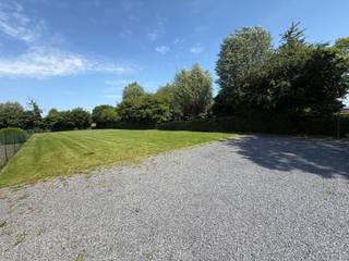 <p>Immo Pické biedt u deze uiterst gunstig gelegen bouwgrond aan in centrum Vlezenbeek, gelegen in de nabijheid van winkels, scholen, openbaar vervoer, invalswegen en alle voorzieningen. Deze bouwgrond is gelegen in het Kapelleveld en is geschikt voor de bouw van een prachtige villa. <br /><br />De bouwgrond is gelegen in het Ruimtelijk Uitvoeringsplan Vlezenbeek (art. 5.2. Woonwijk overdruk), waardoor de bepalingen van dit RUP en de hieraan verbonden bouwvoorschriften van toepassing zijn. <br /><br />- Straatbreedte: +- 15,10 meter<br />- Voorgevelbreedte: +- 9,10 meter<br />- Minimale bouwdiepte: 8,00 meter<br />- Maximale bouwdiepte: 15,00 meter op gelijkvloers, 12,00 meter op verdiep<br />- Maximale kroonlijsthoogte: 7,00 meter<br /><br />- Plat dak is verplicht. Installaties voor zonnepanelen zijn toegelaten maar mogen niet zichtbaar zijn boven de toegepaste kroonlijsthoogte. Kroonlijsthoogte maximaal 7 m. Werken en handelingen aan gevels dienen door een gepast gebruik van de aard en de kleur van de materialen, vormgeving en volume te harmoniëren met het algemene beeld van woonwijk Kapelleveld. Het materiaalgebruik is afgestemd op het heersende materiaalgebruik binnen de woonwijk. Hiervan kan enkel afgeweken worden zover een perfecte integratie in de omgeving wordt gewaarborgd.<br /><br />Voor meer informatie, aarzel niet ons kantoor hiervoor te contacteren!</p>