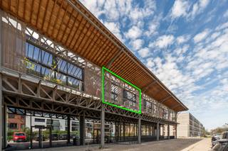 Deze prachtige loft bevindt zich in Loods 23, een hedendaags project uit 2017 in de Dublinstraat te Gent. De centrale ligging zorgt voor een vlotte verbinding met het stadscentrum, terwijl winkels, voorzieningen en tal van gezellige horecazaken in de levendige Muidewijk zich op korte afstand bevinden.<br /><br />De loft is gelegen op de eerste verdieping. Bij het binnenkomen valt meteen de overvloed aan natuurlijk licht op, die de open leefruimte volledig tot zijn recht laat komen. Deze ruimte leent zich perfect als combinatie van woonkamer, eetkamer en keuken. Aansluitend bevindt zich een ruim terras met praktische berging, zonder twijfel één van de absolute troeven van dit pand. De aansluitingen voor een keuken en kookeiland zijn reeds voorzien, waardoor u de inrichting nog volledig naar eigen smaak kan afwerken. Verder beschikt deze verdieping over een gastentoilet en een technische berging.<br /><br />Op de tweede verdieping bevindt zich een polyvalente ruimte, ideaal als bureau, dressing of hobbyruimte. Daarnaast zijn er twee ruime slaapkamers en een badkamer.<br /><br />In de kelderverdieping beschikt u over een extra berging en een privatieve staanplaats, verplicht aan te kopen aan € 45.000.<br /><br />De energiezuinigheid, het open karakter, de grote raampartijen en de vele indelingsmogelijkheden maken van deze loft een unieke woonkans op een toplocatie.<br /><br />Interesse? Contacteer Brent via brent@immofrancois.be voor meer informatie of om een bezoek in te plannen.<br /><br />