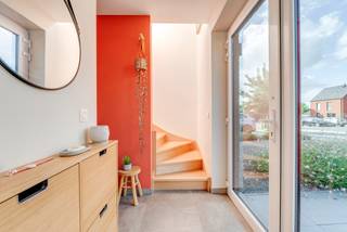 <strong>*** A VENDRE *** </strong>- Rebecq - Maison 3 façades construite en 2023 avec 3 chambres pour une superficie totale de ± 157 m² et située dans une rue sans issue, à proximité des écoles et du centre du village.<br /><br />Le rez-de-chaussée comprend un hall d’entrée avec WC séparé, une pièce de vie de +- 40 m² avec salon, salle à manger et cuisine ouverte, ainsi qu’une buanderie.<br />À l’étage, 3 chambres de +- 13, 11 et 10 m², une salle d’eau avec bain, douche, meuble double vasque et sèche-serviette, ainsi qu’un grenier de rangement de +- 35 m².<br /><br />A l'extérieur, une terrasse de +- 45 m² et un jardin bien orienté (Est). Un garage de +- 24 m² avec porte sectionnelle motorisée et 1 emplacement de parking extérieur complètent le bien.<br /><br />Equipements et conforts : PEB "B+" (91 kWh/m².an) ; électricité conforme jusqu'en 2048 ; châssis double vitrage en PVC ; VMC double flux ; chauffage central au gaz à condensation ; citerne d'eau de pluie de 10.000L.<br /><br />Prix : F.O. àpd 450.000 € (sous réserve d’acceptation des propriétaires)<br /><br />Pour tout complément d'information et pour planifier une visite, contactez-nous par tél. au 02 355 42 20 ou au 0494 28 38 88 (Taylor) et par mail à tubize@weinvest.be.