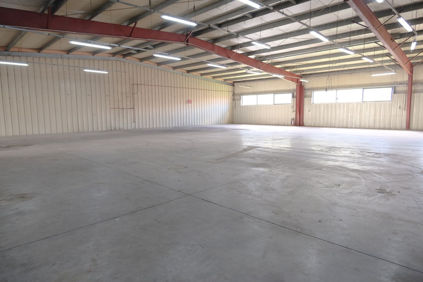 Bedrijfsgebouw van 700 m² met magazijn/kantoor vlakbij de E17 - foto 5