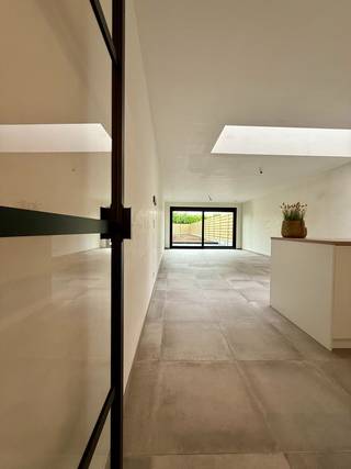 Energiezuinige totaalrenovatie (A) met 3 slaapkamers én zonnige tuin op een gunstige ligging (incl 8 zonnepanelen & vloerverwarming)Bent u op zoek...