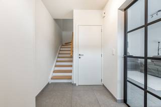 Centraal gelegen in het rustige Heestert bevindt zich deze prachtige gezinswoning in karaktervolle pastoriestijl. De woning heet ons welkom via de inkomhal met gastentoilet. De aangename en lichtrijke woonkamer met een open en volledig uitgeruste keuken sluit naadloos aan. Beide hebben een aangenaam uitzicht op de zuidwestgerichte tuin, dé ideale plek om te genieten van rust en zon. De tuin is achteraan bovendien toegankelijk via de ruime garage, wat eveneens handig is als bergplaats voor de fietsen. Op de eerste verdieping vinden we een nachthal, 3 volwaardige slaapkamers en een ruime badkamer met ligbad, inloopdouche, lavabomeubel en een tweede toilet. Er is eveneens mogelijkheid om een vierde slaapkamer te creëren onder het dak mits het plaatsen van een vaste trap. Tot slot is de elektriciteit conform en presteert de woning energetisch, EPC B ook zeer sterk! Op zoek naar een instapklare topper met karakter en comfort? Neem vandaag nog contact op voor een bezichtiging op het nummer 056 75 76 79!