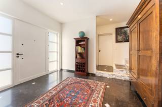 KIJKDAG ZATERDAG 18 APRIL VAN 10U30 TOT 12U. BENIEUWD?  MAAK NU EEN AFSPRAAK MET MARTINE OP 0497/ 525 504  of  martine.monteyne@hyboma.be

Op zoek naar een ruime, knusse, gezellige thuis? Kom dan zeker en vast deze gerenoveerde woning bewonderen.
Ruime inkomhal met gastentoilet. Woonkamer met vloerbekleding in parket, aansluitend een open en  volledig ingerichte keuken. Uniek is de 2de woonkamer met zicht op gezellige terras. Op de tussenverdieping is er een bureel aanwezig die zicht heeft op de woonkamer .Beide woonkamers zijn voorzien van een vloerbekleding in parket, cv op gas en een gezellige houthaard. De 2 garages zijn een extra troef. Op verdieping zijn er drie ruime slaapkamers, een hobbyruimte en prachtig ingerichte badkamer. Vaste trap naar de zolder biedt heel wat mogelijkheden. Achterzijde van deze woning  is bereikbaar via een privéweg.
Kortom, de moeite om een bezoekje in te plannen. Bel nu Hyboma op 051/480 980