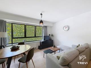 <p><strong>ETTERBEEK – In the European Quarter, a stone's throw from Leopold Park, Place Jourdan, and the European institutions, close to public transport (Schuman/Maelbeek) and shops, in the sought-after "Esplanade" project, superb 1-bedroom apartment with beautiful finishes offering ±63m² of living space located on the 2nd floor. It consists of an entrance hall with a separate toilet, a spacious and bright living room of ±23m², a fully equipped open-plan kitchen (oven, hobs, extractor hood, fridge/freezer, dishwasher) with access to a laundry room (washing machine connection), a night hall with a second separate toilet, a bathroom (bathtub, double sink), and a lovely bedroom of ±13.5m², cellar. EPC B-! Available from 01/11/2026! Measurements provided for information purposes only.</strong></p>
<p><strong> </strong></p>
<p><u>On the 2nd floor:</u></p>
<ul>
<li>Entrance hall with separate toilet</li>
<li>Living room of ±23m² (4.44 x 5.16)</li>
<li>Fully equipped open-plan kitchen (oven, hobs, extractor hood, fridge/freezer, dishwasher) with access to laundry room (washing machine connection)</li>
<li>Night hall with separate toilet</li>
<li>Bathroom (bathtub, double sink)</li>
<li>Bedroom of ±13.5m² (3 x 4.5)</li>
</ul>
<p></p>
<p>Cellar No. C0.28</p>
<p></p>
<p>Charges of €260/month - Flat fee of €130 for common areas - Provision of €130 for hot water and heating</p>
<p>One-time move-in fee of €50! One-time move-out fee of €50!</p>