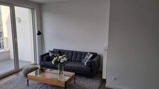 <p>Gemeubeld 2 kamer appartement inclusief garage</p><p>Ontdek dit instapklare gemeubelde appartement met twee slaapkamers, gelegen in een modern gebouw opgeleverd in 2019. Met een bewoonbare oppervlakte van 83m² biedt dit appartement een ruime en lichte leefruimte, aangevuld met een zonnig terras van 10m². De woning is gemeubeld en beschikt over een uitstekende EPC-score A++ (810Wp zonnepanelen), wat garant staat voor een laag energieverbruik. Vanop het terras heb je zicht op een rustige binnenplaats.</p><p>In de lichtrijke open leefruimte bevindt zich een eettafel met vier stoelen en een 2-zits zetel met salontafel. De keuken is modern uitgerust en er zijn ook 2 krukjes voorzien. In de masterbedroom zij een dubbelbed met bijhorende nachtkastjes en een grote dressing kast voorzien. In de gang bevindt zich bovendien ook nog een grote opbergkast.</p><p>De aanwezigheid van een lift, een aparte berging en een ondergrondse open staanplaats maken het woongenot compleet.</p><p>Maandelijkse kosten geraamd op € 150</p>