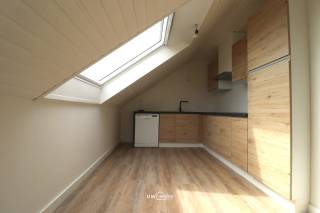 Bent u op zoek naar een gerenoveerd appartement met één slaapkamer, in het centrum van Temse? 
Lees en kijk dan snel even verder!<br />Dit appartement is gelegen in het centrum van Temse. Scholen, winkels en het openbaar vervoer zijn vlakbij. Dit (studio) appartement beschikt over één slaapkamer en bevindt zich op de derde verdieping. Er is een lift aanwezig t.e.m. de tweede verdieping. Dit appartement is recent gerenoveerd.<br />Indeling:
Inkomhal met rechtstreeks toegang tot de lichtrijke leefruimte met deels open keuken. De keuken is geïnstalleerd met kasten en toestellen. Badkamer met douche, lavabomeubel en toilet. Ruime slaapkamer. <br />De gemeenschappelijke kosten zijn inbegrepen in de huurprijs.
Dit appartement is onmiddellijk beschikbaar. 