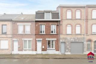 [[ DIT PAND NEEMT DEEL AAN DE ERA OPEN HUIZEN DAG OP 14/3 VAN 16:00 TOT 17:00 ]]
<p>Ben je op zoek naar een instapklare starterswoning met tuin en uitbreidingsmogelijkheden in Aalst? Gevonden!</p>

<p>Deze woning bevindt zich op een topligging vlakbij het ziekenhuis en op korte afstand van het centrum van Aalst, in een rustige en gezinsvriendelijke buurt waar winkels, openbaar vervoer en scholen binnen handbereik liggen. <br />De woning werd de voorbije jaren grondig opgefrist. Zo werden de buitendeuren (2024), badkamer (2021), de keuken (2018) en het dak vernieuwd (2015). Bovendien is er geen renovatieplicht van toepassing zodat je zorgeloos kan wonen zonder grote kosten op korte termijn!</p>

<p>Op het gelijkvloers kom je binnen via een praktische inkomhal die leidt naar de gezellige leefruimte van 28m² met aansluitend een halfopen keuken van 16m². Verder vind je hier de badkamer en heb je rechtstreeks toegang tot het terras en de tuin. Buiten is er nog een handige berging van 8m². Op de eerste verdieping zijn er twee volwaardige slaapkamers van 14 en 12m². Via de tweede slaapkamer bereik je met een vaste trap de zolderverdieping van 24 m², waar een extra slaapkamer kan worden ingericht.</p>

<p>Kortom, een ideale starterswoning, interessante investering of gezinswoning met potentieel. Interesse? Contacteer ons vandaag nog voor een bezoek en ontdek zelf de troeven van deze eigendom!</p>