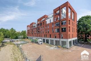 Prachtig wonen in Pelt: deze appartementen zijn snel beschikbaar!<br />Dit appartement ligt op een rustige, groene toplocatie in het centrum van Pelt. <br />De royale leefruimte geniet van veel lichtinval dankzij grote ramen die uitgeven op het ruim terras. De rolstoeltoegankelijke lift en doordachte indeling maken dit appartement bovendien geschikt voor elke levensfase.<br /><br />Het is voorzien van vloerverwarming via warmtepomp en energiezuinige technieken. Dat betekent lage energiekosten en maximaal wooncomfort. Een futureproof aankoop dus waarmee je goed zit voor nog vele jaren!<br /><br />Aankoop onder btw-stelsel (21% op constructieaandeel en 12% op grondaandeel, indien van toepassing.)<br /><br />Verplichte aankoop parkeerplaats (€26.500) en berging (€5.000).<br />Contacteer ons voor meer informatie of een bezoek ter plaatse.<br />011/646.480. - info@eratournier.be