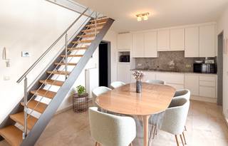 In deze rustige straat bevindt zich dit aangename duplexappartement op de tweede verdieping, bereikbaar via de trap.Het appartement biedt een...