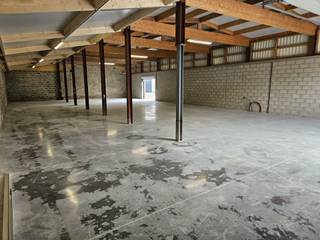 TE HUUR Opglabbeek <br /><br />Aan de Vinkenkantstraat 35 bevindt zich deze leuke hal van 293m² - pas door de eigenaar gerenoveerd.<br />De voorkant van het magazijn beschikt over een sectionaalpoort (3,4x4) en aan de zijkant is er een kleinere poort en een loopdeur.<br />De hal beschikt naast elektrische voorzieningen over een wateraansluiting en afvoer.<br /><br />TROEVEN:<br />Optioneel bij te huren - buitenterrein vooraan <br />Optioneel bij te huren - leuk kantoorgebouw langs de hal (kitchenette & sanitair)<br /><br />De vermelde prijs is exclusief kosten.<br /><br />Voor meer info en/of een bezichtiging info@jansenrealestate.be of 011/39 90 50.