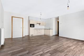 In een recent en kleinschalig appartementsgebouw uit 2016 bevindt zich dit instapklare appartement met twee slaapkamers, gunstig gelegen vooraan op de tweede verdieping. De moderne afwerking, het energiezuinige karakter en de praktische indeling maken van dit appartement een bijzonder interessante woon- én investeringsopportuniteit.<br /><br />De leefruimte biedt een aangenaam open woongevoel met een mooie lichtinval dankzij de grote raampartijen. De parkettegelvloer doorheen het volledige appartement zorgt voor een warme en uniforme uitstraling en is bovendien onderhoudsvriendelijk.<br /><br />Het appartement beschikt over twee volwaardige slaapkamers, een badkamer, en een praktische berging die extra opbergruimte voorziet.<br /><br />Het gebouw biedt bijkomende voorzieningen zoals een ondergrondse parkeergarage met beschikbare autostaanplaatsen (verplicht aan te kopen), garageboxen en kelderbergingen (verplicht aan te kopen).<br /><br />Met individuele zonnepanelen per appartement en een gunstig E-peil geniet dit appartement van een zeer energiezuinig profiel.<br /><br /><u>Troeven</u>:<br />+ Voorzijde van het gebouw<br />+ Twee volwaardige slaapkamers<br />+ Energiezuinig<br />+ Zonnepanelen<br />+ Instapklaar<br />+ Recent en kleinschalig gebouw<br /><br />Interesse in deze woning?<br />Contacteer ons via 03 337 50 70 of info@vbvastgoed.be voor meer info of een bezoek ter plaatse.