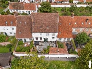<p><strong><span>Historische herenhuis in het Begijnhof van Hoogstraten</span></strong></p>
<p><span>Dit uitzonderlijke herenhuis bevindt zich op het historische Begijnhof van Hoogstraten, erkend als UNESCO Werelderfgoed. Hier woont u in alle rust en privacy, midden in het centrum.</span></p>
<p><span>De historische "</span><strong><span>Fundatie van Steenbeeck"</span></strong><span> dateert uit de 17e eeuw en is de grootste woning binnen het Begijnhof. Het pand werd grondig gerenoveerd met respect voor zijn authentieke karakter en combineert historische charme met hedendaags wooncomfort.</span></p>
<p><span><strong>Gelijkvloers:</strong></span><br /><span>De centrale inkomhal geeft toegang tot een </span><strong><span>bibliotheek/bureauruimte</span></strong><span>, een gezellige woonkamer met open haard en een aansluitende eetkamer met authentieke schouw en gerecupereerde originele vloer. De landelijke keuken is volledig uitgerust en sluit aan op de </span><strong><span>bijkeuken/wasplaats</span></strong><span>. Vanuit de keuken bereikt u eveneens de kelder en de tuin.</span></p>
<p><span><strong>Eerste verdieping:</strong></span><br /><span>Hier bevindt zich een royale </span><strong><span>mastersuite</span></strong><span> met ruime slaapkamer, dressing met ingemaakte kasten en </span><strong><span>twee badkamers</span></strong><span>. Een tweede kamer wordt momenteel gebruikt als bureau, maar kan perfect dienstdoen als </span><strong><span>tweede slaapkamer</span></strong><span>.</span></p>
<p><span><strong>Tweede verdieping:</strong></span><br /><span>De bovenste verdieping biedt een ruime polyvalente leefruimte, momenteel ingericht als <strong>logeerkamer</strong>, aangevuld met een vierde</span><strong><span> slaapkamer, derde badkamer en mezzanine</span></strong><span>.</span></p>
<p><span><strong>Kelder:</strong></span><br /><span>Praktische kelderruimte, momenteel in gebruik als </span><strong><span>wijnkelder en berging</span></strong></p>
<p><span><strong>Tuin:</strong></span><br /><span>Achter de woning ligt een uitzonderlijk rustige </span><strong><span>zuidgerichte stadstuin</span></strong><span>. Hier geniet u van volledige privacy, een groen kader en een prachtig zicht op de </span><strong><span>Sint-Katharinakerk</span></strong><span>.</span></p>
<p><span><strong>Bijzonderheden:</strong></span></p>
<ul>
<li><span>Gelegen in het </span><strong><span>UNESCO Werelderfgoed Begijnhof</span></strong></li>
<li><span>Grootste woning binnen het Begijnhof</span></li>
<li><strong><span>4 slaapkamers en 3 badkamers</span></strong></li>
<li><span>Authentieke elementen</span></li>
<li><span>Autovrije en bijzonder rustige omgeving</span></li>
<li><span>Pal in het centrum van <strong>Hoogstraten</strong></span></li>
<li><span>Erfpacht </span></li>
<li><span>Instapklaar en zorgvuldig onderhouden</span></li>
</ul>
<p><span>Een zeldzame combinatie van </span><strong><span>historisch erfgoed, ruimte, privacy en een unieke ligging</span></strong><span>.</span></p>