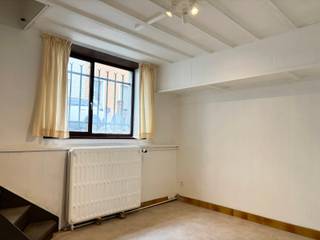 Charmante en ruime woning in Etterbeek, ideaal gelegen op wandelafstand van Place Jourdan en de europese wijk in een rustige en aangename straat...