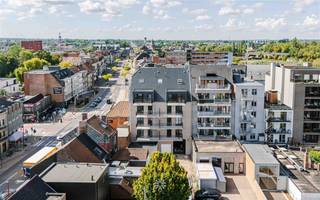 <p><span>DEINZE - Op zoek naar een nieuwbouwappartement met 2 of 3 slaapkamers in een moderne residentie in het hartje van Deinze? Dan is dit project iets voor u! </span></p><p><span>6 % btw mogelijk!*</span></p><p><span> </span></p><p><span>Nordic in een notendop: </span></p><p><span> </span></p><ul><li><span>Uitstekende verbinding met fiets, auto en openbaar vervoer</span></li><li><span>Nabij handelszaken, scholen, horeca en groen</span></li><li><span>Overvloed aan natuurlijk licht</span></li><li><span>Praktische indeling</span></li><li><span>Afwerking op maat van de koper</span></li><li><span>Zowel ochtend- alsook avondzon</span></li></ul><ul><li><span>Uiterst energiezuinig (E35)</span></li><li><span>Uitgerust met zonnepanelen</span></li><li><span>Voorzien van 2 terrassen</span></li></ul><p><span> </span></p><p><span>Residentie Nordic bestaat uit 8 doorzonappartementen waarvan 6 appartementen met 2 slaapkamers en 2 duplexappartementen met 3 slaapkamers. </span></p><p><span> </span></p><p><span>Wonen in het hart van Deinze</span></p><p><span> </span></p><p><span>De Tolpoortstraat in Deinze is dé ideale locatie voor wie houdt van comfort en gemak. Omringd door winkels en gelegen op een steenworp afstand van de prachtige Leie, biedt deze buurt alles wat u nodig heeft binnen handbereik. </span></p><p><span>Met openbaar vervoer en diverse horecagelegenheden op wandelafstand, geniet u hier het hele jaar door van alles wat Deinze te bieden heeft.</span></p><p><span> </span></p><p><span>Meer informatie? </span></p><p><span>Contacteer Axel Lenaerts makelaars voor meer info of een afspraak: </span><span>09 245 24 24 of gent@axellenaerts.be</span></p><p><span> </span></p><p><span>*als u aan de voorwaarden voldoet</span></p><p><span> </span></p>