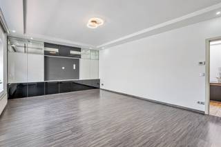 <p><span>Deze ruime woning bevindt zich in het centrum van Mere, op een zuidoostgericht perceel van 3a02ca. De ligging is ideaal: op wandelafstand van winkels, openbaar vervoer en scholen, en op slechts drie minuten rijden van de oprit E40.</span></p><p><span>In 2013 en 2019 werd de woning grotendeels gerenoveerd en in 2025 nog eens opgefrist. Ze bestaat uit twee afzonderlijke woongedeelten, waardoor ze ook perfect kan dienen als kangoeroewoning. Het eerste deel omvat een inkomhal, een grote leefruimte, een aparte keuken met plaats voor een ontbijttafel, vier slaapkamers, een douchekamer met toilet en een badkamer met ligbad, badkamermeubel en toilet. Op de eerste verdieping is er nog een vijfde slaapkamer en op de zolderverdieping bevindt zich een derde badkamer met ligbad en toilet. Verder beschikt dit gedeelte over een droge kelder met waterverzachter en aansluiting voor wasmachine. De zuidoostgerichte tuin met tuinberging vormt een aangename buitenruimte. Een zijdeur biedt vanuit de tuin toegang tot een naastgelegen voetweg, handig voor fietsen en vuilbakken.</span></p><p><span>Het tweede woongedeelte bevindt zich momenteel in ruwbouwfase en heeft een eigen toegangsdeur en hal op het gelijkvloers. Op de eerste verdieping is ruimte voorzien voor een leefruimte, keuken en badkamer, terwijl de zolderkamer plaats biedt voor een extra slaapkamer.</span></p><p><span>Deze woning combineert een centrale ligging met veel ruimte en mogelijkheden, en biedt het voordeel dat het tweede gedeelte volledig naar eigen smaak kan worden afgewerkt.</span></p><p><span> </span></p><p><span>Voor meer informatie of een bezoek, contacteert u Timothy van Immo Zone op het nummer 0474/ 41. 28. 40.<br /> </span></p>