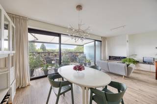 Een modern duplexappartement uit 2016, met drie volwaardige slaapkamers en een gezellige leefruimte die naadloos uitkomt op een zonnig terras. Dankzij de grote raampartijen geniet je hier dagelijks van een vrij uitzicht op het omliggende groen. Het appartement meet een oppervlakte van 144m² (Cfr. EPB) en heeft een zuidwest georiënteerd terras van 20m².<br /><br />De ligging is bijzonder gunstig: vlak buiten Leuven, maar toch weg van de drukte. Je woont op een steenworp van winkels, scholen en invalswegen, terwijl je tegelijk profiteert van de rust en openheid van Wilsele. Een plek die beide werelden combineert.<br /><br />Praktisch scoort dit appartement ook zeer goed: een EPC-label A, zonnepanelen en een conforme elektrische installatie zorgen voor een energiezuinige en zorgeloze toekomst. Je investeert hier in wooncomfort én duurzaamheid.<br /><br />Indeling: <br />Gelijkvloers<br />- Inkomhal met gastentoilet<br />- Drie volwaardige slaapkamers met zicht op groen<br />- Badkamer voorzien van inloopdouche, lavabo en toilet<br />- Lichtrijke bureauruimte met mooi uitzicht<br />- Ruime technische ruimte met aansluiting wasmachine<br />- Extra bergruimte <br /><br />Eerste verdiep:<br />- Grote open woonruimte voorzien van een gezellige gaskachel<br />- Volledig uitgeruste keuken met alle voorzieningen<br />- Zuidwest georiënteerd terras met prachtig zicht<br /><br />Troeven:<br />- Gunstig gelegen in Wilsele in een prachtige groene omgeving,<br />- Gebouwd in 2016,<br />- EPC A en conforme elektriciteit,<br />- Het appartement is volledig voorzien van vloerverwarming,<br />- Alle ramen zijn voorzien van uitneembare vliegenramen,<br />- Gratis parkeren op het domein, of mogelijkheid tot het aankopen/ huren van een ondergrondse parkeerplaats,<br />- Ruime bergplaats gelegen op verdieping -1,<br />- Grote raampartijen waardoor het appartement baadt in het licht.<br /><br />Heb je interesse in dit appartement en wens je graag een afspraak? Aarzel dan zeker niet om contact op te nemen met BVM Vastgoed op het nummer 016 23 21 45.