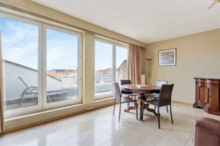 In Res. Kamoen vindt u dit ruim en perfect onderhouden duplexappartement.  Licht, volwaardige ruimtes en aangename terrassen zijn enkele van de vele...