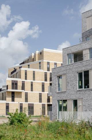 <p>Welkom in het project City Gate Machelen, een mixed woonproject voor zowel bewoning als investering. Met ons mooie aanbod aan kwalitatieve appartementen, geniet u van toegankelijke instapprijzen en een groot marktpotentieel in een toekomstbuurt aan de rand van Brussel. Dankzij de nabijheid van het openbaar vervoer en dichtbijgelegen stations is Machelen één van de toppers op vlak van bereikbaarheid voor pendelaars. En ook automobilisten die dagelijks richting Brussel trekken, zitten hier goed. Machelen heeft een vlotte ontsluiting richting de Brusselse Ring en wordt doorkruist door talrijke andere invalswegen. Steden zoals Brussel, Mechelen, Antwerpen, Vilvoorde en Leuven zijn zo vlot bereikbaar. City Gate omvat een uniek en divers aanbod, van betaalbare appartementen tot ruime penthouses. Deze appartementen zijn volledig instapklaar tegen de akte. In uw appartement geniet u van het nodige comfort, ook in de keuken en badkamer. City Gate zorgt zo voor een instapklare woonst waar u zich meteen thuis voelt. Komt u hierzelf wonen dan kan u onder bepaalde voorwaarden genieten van 6 % btw in plaats van 21 %. Ook investeerders vinden hier een gamma aan appartementen met onmiddellijk rendement! </p><p>Intereresse? Neem dan snel contact op voor een afspraak in onze modelappartementen. Het kantoor van Altro Brussel is gelegen in dit nieuwbouwproject.</p>