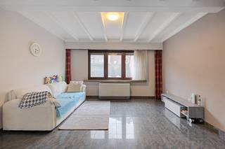 Indeling: Gelijkvloers: - inkom met trappenhal- Inpandige garage- Berging met ingemaakte kasten- Keuken- Tweede inkom met aansluiting voor wasmachine en droogkas- Badkamer met inloopdoucheVerdieping 1:- Leefruimte - Zuid-West gericht terras (32m²)Verdieping 2:- nachthal - slaapkamer 1 (10m²)- slaapkamer 2 (16m²)Troeven :- inkom langs beide kansen- Ruime inpandige garage- gunstig EPC : 188 kWh/m² per jaar (B-label)Locatie: Dit appartement staat te koop in Boom en is gelegen vlakbij de Grote Markt. Winkels en diensten bevinden zich op wandelafstand alsook openbaar vervoer. Via de A12 en E19 heeft u tevens een goede en snelle verbinding naar Antwerpen, Mechelen, Lier en Brussel.Bent u geïnteresseerd in dit vastgoed te koop in 2850 Boom? Aarzel dan niet om contact met ons op te nemen.Wenst u uw eigendom ook te koop of te huur te stellen? Steeds tot uw dienst om u verder te helpen met al uw vragen over vastgoed!