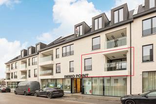 <strong>Nieuwbouwappartement met 2 slaapkamers in hartje Hoogstraten.<br /><br /></strong>Dit moderne nieuwbouwappartement gelegen op de eerste verdieping, bevindt zich in het prachtige project "De Tram", in het hartje van Hoogstraten.<br /><br /><strong>INDELING<br />1STE VERDIEPING<br /></strong><span>Inkomhal met ruimte voor een ingemaakte vestiairekast. Woonkamer met open keuken en keukeneiland met toegang naar het terras.<br />Keuken voorzien van volgende toestellen: inductiekookplaat, afzuigkap, combi-oven, vaatwasser en koelkast.<br />Nachthal met toegang tot toiletruimte met handenwasser, 2 slaapkamers, berging/wasplaats, warmtepomp en aansluiting voor wasmachine en droogkast en badkamer voorzien van een inloopdouche en een dubbele lavabo.<br /></span><span><br /><strong>BUITEN<br /></strong>Zuid-georiënteerd terras<br /><br /><strong>KELDERVERDIEPING<br /></strong>Ondergronds is er een parkeergarage voorzien van autostaanplaatsen, fietsstaanplaatsen en private bergingen. <br /></span><br /><span><strong>BIJZONDERHEDEN</strong></span><br /><span>Vloerverwarming. Warmtepomp. Aluminium schrijnwerk. Dubbele isolerende beglazing. <br />Ventilatiesysteem type-D. Zonnepanelen aanwezig. Lift aanwezig.<br /><br /></span><strong>POSITIEVE ASPECTEN</strong><br /><span>TOP locatie in het hartje van Hoogstraten op wandelafstand van alle voorzieningen (beenhouder, apotheek, horeca, scholen, ...)<br /></span><span>Energiezuinig appartement (EPC label A)</span><br /><span>Ondergrondse kelderberging en autostaanplaats</span><br /><span>Lift aanwezig in het gebouw</span><br /><br /><em>De autostaanplaats en kelderberging zijn apart aan te kopen.</em>
