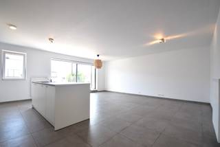 <span><span>Op zoek naar een comfortabel en lichtrijk appartement in Poperinge? Dit aangename appartement biedt een praktische indeling, veel natuurlijk licht en een ruim zonnig terras. Bovendien is er de mogelijkheid om een parkeerplaats achteraan de residentie bij te huren.<br /><br />Het appartement bestaat uit een inkomhal die toegang geeft tot de verschillende ruimtes. De <strong>woonkamer </strong>is aangenaam en lichtrijk en sluit aan op de volledig uitgeruste <strong>keuken</strong>.<br />Daarnaast beschikt het appartement over een <strong>berging </strong>met aansluiting en plaats voor een wasmachine, wat zorgt voor extra praktisch comfort.<br />Vanuit de leefruimte is er toegang tot het ruime, <strong>zonnige terras</strong>.<br />Verder zijn er <strong>twee slaapkamers</strong>, een moderne <strong>badkamer </strong>met inloopdouche en dubbele lavabo en een <strong>apart toilet</strong>.<br /><br /><u>Troeven</u></span></span>
<ul>
	<li><span><span>Ruim en zonnig terras;</span></span></li>
	<li><span><span>2 slaapkamers;</span></span></li>
	<li><span><span>Badkamer met inloopdouche en dubbele lavabo;</span></span></li>
	<li><span><span>Extra privatieve kelderberging;</span></span></li>
	<li><span><span>Apart toilet;</span></span></li>
	<li><span><span>Mogelijkheid tot huren van een parkeerplaats achteraan de residentie.</span></span></li>
</ul>
<span><span>Een ideaal appartement voor wie op zoek is naar comfort, ruimte en praktisch woonplezier.<br /><br />Verplicht bij te huren parkeerplaats achteraan de residentie: €40,00/maand.<br />Gemeenschappelijke kosten (syndic): €50,00/maand.<br /><br />Onmiddellijk beschikbaar.<br /><br />Interesse? Neem gerust contact op voor meer informatie of om een bezoek in te plannen.</span></span>
