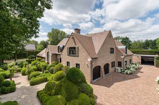 In de prestigieuze villawijk Sterrebos wacht deze uitzonderlijke designvilla, een architecturaal meesterwerk van Bart Moors en Bart Lens. Met een bewoonbare oppervlakte van 578 m², een hoogwaardige afwerking en uitsluitend topmaterialen biedt deze woning een unieke combinatie van luxe, comfort en tijdloze elegantie.<br /><br />De villa bevindt zich op een volledig omheind perceel van ca. 31 are, samengesteld uit drie bouwgronden, met een straatbreedte van maar liefst 60 meter. De groene, residentiële omgeving garandeert maximale privacy, terwijl het centrum van Hasselt vlot bereikbaar is.<br /><br />Lichtrijke leefruimtes, een stijlvolle open haard, een afzonderlijk bureau en een indrukwekkende leefkeuken met premium inbouwtoestellen vormen het hart van de woning. De villa beschikt over vijf ruime slaapkamers en drie luxueuze badkamers, waaronder een gelijkvloerse master suite met dressing en ensuite badkamer.<br /><br />Ook buiten is het genieten: een schitterend aangelegde tuin met infinity pool, royale zonneterrassen, een vijver met watervallen en een vrijstaande garage van ca. 110 m² maken dit domein compleet. Dankzij onder meer airconditioning, dubbele cv-installatie, zonnescreens, camerabewaking en een uitgebreid alarmsysteem verkeert deze exclusieve eigendom in absolute topstaat.<br /><br />Een zeldzame kans voor wie op zoek is naar een luxueuze villa met uitstraling, ruimte en een uitzonderlijk ontwikkelingspotentieel.<br /><br />Voor meer informatie of een bezoek ter plaatse, contacteer uw vastgoedmakelaar Cédric Larbie, via 0496 20 59 58 of cedric.larbie@dewaele.com.<br /><br />Bestuursmaatregelen in het maatregelenregister: nee