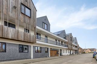 Dit appartement biedt een ruim bewoonbare oppervlakte van 136 m², een praktische indeling en een fantastisch terras.<br /><br />Met een zuidwestgericht terras van maar liefst 108 m² geniet u hier optimaal van de middag- en avondzon. Het terras is volledig omheind en voorzien van een praktische zonneluifel. Via het tuinpoortje wandelt u bovendien zo naar de garage en de fietsenberging.<br /><br />Binnen is het appartement hoogwaardig en functioneel afgewerkt:<br />- Woonkamer met airconditioning voor warme zomerdagen<br />- Keuken voorzien van Miele-toestellen en een Dovy-dampkap.<br />- Twee slaapkamers met massief eiken binnendeuren en ingebouwde kasten tot aan het plafond.<br />- Badkamer met een ligbad, een aparte douche en een dubbel lavabomeubel.<br /><br />Het appartement is uitgerust met energiezuinige technieken zoals geothermie, een warmtepomp en eigen zonnepanelen. Dit zorgt voor een comfortabel binnenklimaat en een beheersbaar energieverbruik.<br /><br />De belangrijkste troeven op een rij:<br />- Groot, zonnig terras (108 m²) met goede privacy.<br />- Bouwjaar 2014, voorzien van driedubbel glas, rolluiken en vliegramen.<br />- Lage syndickosten<br />- Mogelijkheid om een bijhorende garage aan te kopen (30.000 euro)<br /><br />Deze AI-visualisaties zijn bedoeld als inspiratie. Er werd geen rekening gehouden met technische specificaties, stedenbouwkundige voorschriften of de concrete mogelijkheden tot realisatie.<br /><br />De eigendom wordt aangeboden via de Power-sale formule. Van 05/08/2026 om 10:00 tot 03/09/2026 om 18:00 kan u het appartement op afspraak komen bezichtigen en een bod uitbrengen. De vermelde prijs is een instelprijs. Voor meer info, gelieve contact op te nemen met de dossierverantwoordelijke.