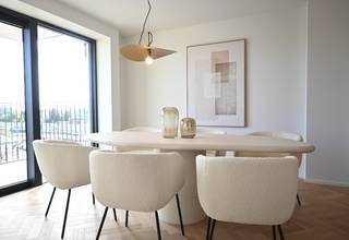 De appartementen in Residentie Van Simaey zijn een perfecte combinatie van modern comfort en historische charme, met hoogwaardige afwerkingen en ruimtelijke ontwerpen die zorgen voor een warme en uitnodigende sfeer. Elk appartement biedt een unieke leefomgeving waar bewoners kunnen genieten van hedendaags wonen in een authentieke omgeving.<br /><br />Dit appartement bevindt zich op de eerste verdieping en heeft 99,5 m² bewoonbare oppervlakte.<br />De indeling van het appartement ziet er als volgt uit: Via de inkomhal heeft u toegang tot 2 slaapkamers, apart toilet en badkamer. Vervolgens komen we binnen in de leefruimte met open keuken die toegang verleent tot het terras.<br /><br />De unieke locatie aan het station, de maximale bereikbaarheid en parkeerruimte creëren een zeldzame parel om te wonen in de Vlaamse Ardennen. De silotoren is een landmark zichtbaar vanop afstand aan de inkom van Gavere.<br /><br />Domotica, warmtepomp en vloerverwarming zijn voorzien. E-peil 18 - EPC: nog niet gekend. KI: nog niet gekend. <br /><br />Wenst u meer informatie? Contacteer ons en maak een afspraak met Benjamin op 0473 97 08 80 of benjamin@rosseel.be.