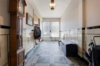 Unieke en bijzonder ruime woning met een indrukwekkende brede inkomhal, ideaal voor grotere gezinnen of voor wie houdt van veel leefruimte en...