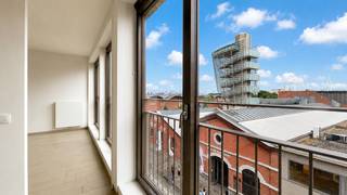 Dit appartement van ca 94 m² bevindt zich op de derde verdieping van de statige en residentie ‘Liberty’. Een knappe recente realisatie die meteen in het oog springt op het trendy Eilandje. Met de Schelde vlakbij en het Red Star Line Museum als overbuur is deze ligging zonder twijfel de ideale uitvalsbasis in de stad.<br /><br />De ruime ‘doorzon’ leefruimte op parkettegel heeft een mooi lichtinval dankzij de grote en kamerhoge raampartijen. Aansluitend bevindt zich de open keuken. Deze is uitgerust met een werkblad in composietsteen en kwalitatieve keukentoestellen van Bosch: oven, kookplaat, vaatwasser en koelkast zijn netjes ingebouwd.<br /><br />Grenzend aan de keuken, is het zuidgericht terras van ca 13 m² de ideale plaats om te genieten in alle rust.<br />De hoofdslaapkamer ligt eveneens aan de rustige achterzijde en is aangenaam ruim. De tweede slaapkamer kan perfect ingericht worden als logeerkamer, dressing of bureau.<br /><br />Beide slaapkamers kunnen gebruikmaken van de stijlvolle badkamer met design lavabomeubel en ruim ligbad met regendouche.<br />Een apart toilet en een berging met aansluitingen voor wasmachine en droogkast vervolledigen het appartement.<br /><br />Een ondergrondse autostaanplaats is verplicht bij te huren aan 130 Euro per maand.<br />Gemeenschappelijke fietsenstalling is voorzien in het gebouw.<br /><br />Gemeenschappelijke lasten: 120 Euro per maand.<br />Alle nutsvoorzieningen (gas, water en elektriciteit) zijn privé op te nemen door de huurder.<br /><br />Beschikbaar vanaf 1 juli 2026.