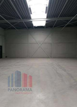 .Entrepôt représentatif et parfaitement équipé de 467 m² à louer, situé stratégiquement le long de la Boomsesteenweg (A12). Cet espace professionnel contemporain allie fonctionnalité et image, idéal pour les entreprises recherchant visibilité, accessibilité et confort.<br /><br />Le hall dispose d’une hauteur libre de 5,6 mètres et est facilement accessible via une porte sectionnelle automatique, complétée par une porte d’entrée séparée. L’espace est entièrement isolé et équipé d’un sol en polybéton durable. De plus, l’unité est dotée d’un lanterneau avec système d’évacuation des fumées, contribuant à la lumière naturelle et à la sécurité.<br /><br />5 places de parking privatives sont prévues sur le site, idéales pour une activité moderne et tournée vers l’avenir.<br /><br />Pour plus d’informations, plans ou visite sans engagement, veuillez contacter<strong> PANORAMA B2B </strong>au <strong>0477 07 30 30.</strong>