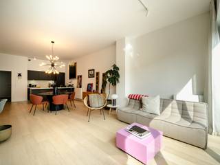 Gelegen in hartje Brussel, vlakbij het openbaar vervoer en winkels, op de tweede verdieping van een herenhuis, volledig gerenoveerd eind 2021,...