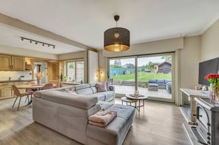 <p>Voor meer info of een bezoek, bel 054 69 39 36<strong> </strong>-<strong> </strong>Op een rustige en aangename locatie bevindt zich deze <strong>solide en lichtrijke halfopen bebouwing</strong> op een perceel van <strong>18a 45ca</strong>. U komt binnen via een inkomhal met gastentoilet. De <strong>ruime leefruimte met grote raampartijen</strong> zorgt voor veel lichtinval en sluit aan op de keuken. Verder is er een praktische berging en een <strong>inpandige garage</strong>. Op de eerste verdieping bevinden zich <strong>drie ruime slaapkamers</strong>, een wasplaats en een badkamer. De <strong>zolderverdieping (68 m²)</strong> biedt tal van mogelijkheden en kan, mits het plaatsen van een vaste trap, ingericht worden als extra kamers. Buiten geniet u van een <strong>zuidoost gerichte tuin met terras</strong>. Een deel van het perceel wordt momenteel gebruikt voor <strong>paarden</strong>, en achteraan bevindt zich een <strong>boomgaard</strong>. Ideaal voor wie op zoek is naar <strong>ruimte, rust en mogelijkheden voor dieren</strong>. <strong>Troeven:</strong> EPC B – Betonconstructie – Lichtrijk – Rustige ligging – Uitbreidingsmogelijkheden – Groot perceel.</p>