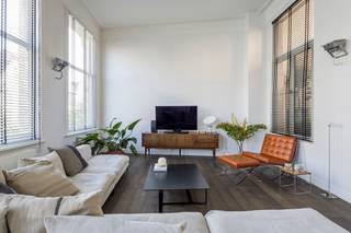 <p><span>Indeling</span>: <br />Dit prachtige loftappartement op het eerste verdiep van een bel-époque gebouw aan de Paardenmarkt combineert modern comfort met authentieke charme. Met een bewoonbare oppervlakte van 125 m² geniet u van een open leefruimte met eetkamer en keuken, waar de hoge plafonds, moulures en de mooie donkerbruine parketvloer meteen in het oog springen. De grote raampartijen zorgen voor een overvloed aan lichtinval en versterken het ruimtelijk gevoel. De luxueuze afwerking komt doorheen het volledige appartement terug, waarbij modern en charmant hand in hand gaan. Via de leefruimte bereikt u de mezzanine, ideaal als bureau of tweede slaapplek. Verder is er een praktische wasruimte en een aparte wc voorzien. Achteraan het gebouw bevindt zich de ruime en rustige slaapkamer met inbouwkasten en een aansluitende badkamer met inloopdouche; hier werd bovendien vloerverwarming geplaatst voor extra comfort.</p>
<p>Het appartement beschikt over een buitenruimte en werd verwarmd met een condenserende ketel, waarbij alle meters apart zijn. Met een EPC-score C, lage maandelijkse kosten (enkel blokpolis te betalen) en slechts twee bewoners in het gebouw, biedt dit pand een unieke combinatie van rust en efficiëntie. Tot slot bestaat de mogelijkheid om een parking te huren, over te nemen van de huidige eigenaars.<br /><br /><br /><span>Omgeving</span>:<br />Gelegen aan de Paardenmarkt bevindt dit appartement zich in een levendige en gegeerde buurt van Antwerpen, op wandelafstand van het historische stadscentrum. De omgeving combineert het bruisende stadsleven met een aangename woonkwaliteit, dankzij de nabijheid van gezellige cafés, restaurants, buurtwinkels en culturele hotspots. Ook het Eilandje, het MAS en verschillende parken liggen binnen handbereik, wat zorgt voor tal van ontspanningsmogelijkheden. Bovendien is de bereikbaarheid uitstekend, met vlotte verbindingen naar het openbaar vervoer en belangrijke invalswegen. Deze centrale ligging maakt het appartement ideaal voor wie comfortabel wil wonen met alle voorzieningen en het stadsleven binnen handbereik.</p>